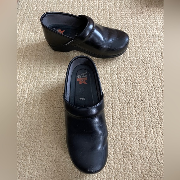Dansko Shoes - Dansko XP Black Leather Clog - Size 38W